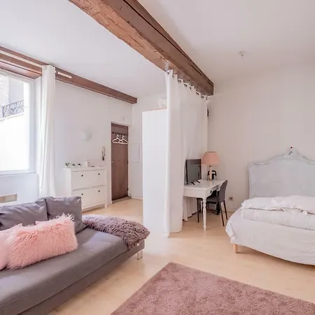 Apartment **central** A Spacious Studio For 2 *