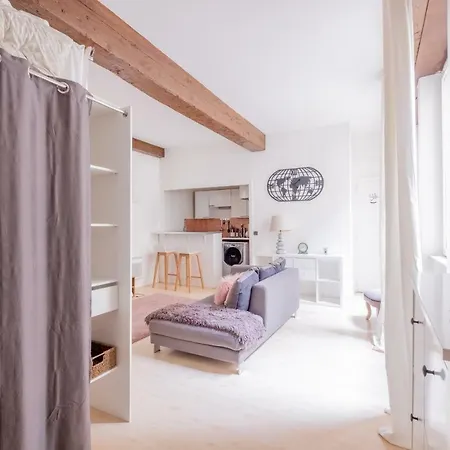 **central** A Spacious Studio For 2 Apartment