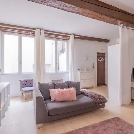 **central** A Spacious Studio For 2 Apartment *