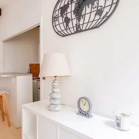 **central** A Spacious Studio For 2 Apartment