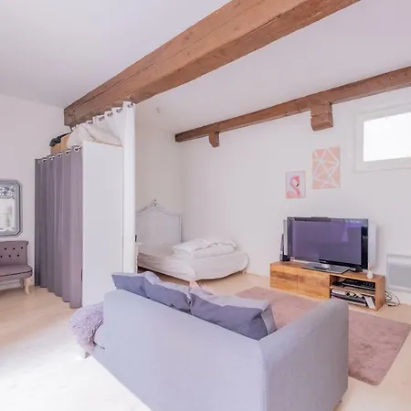 **central** A Spacious Studio For 2 Apartment